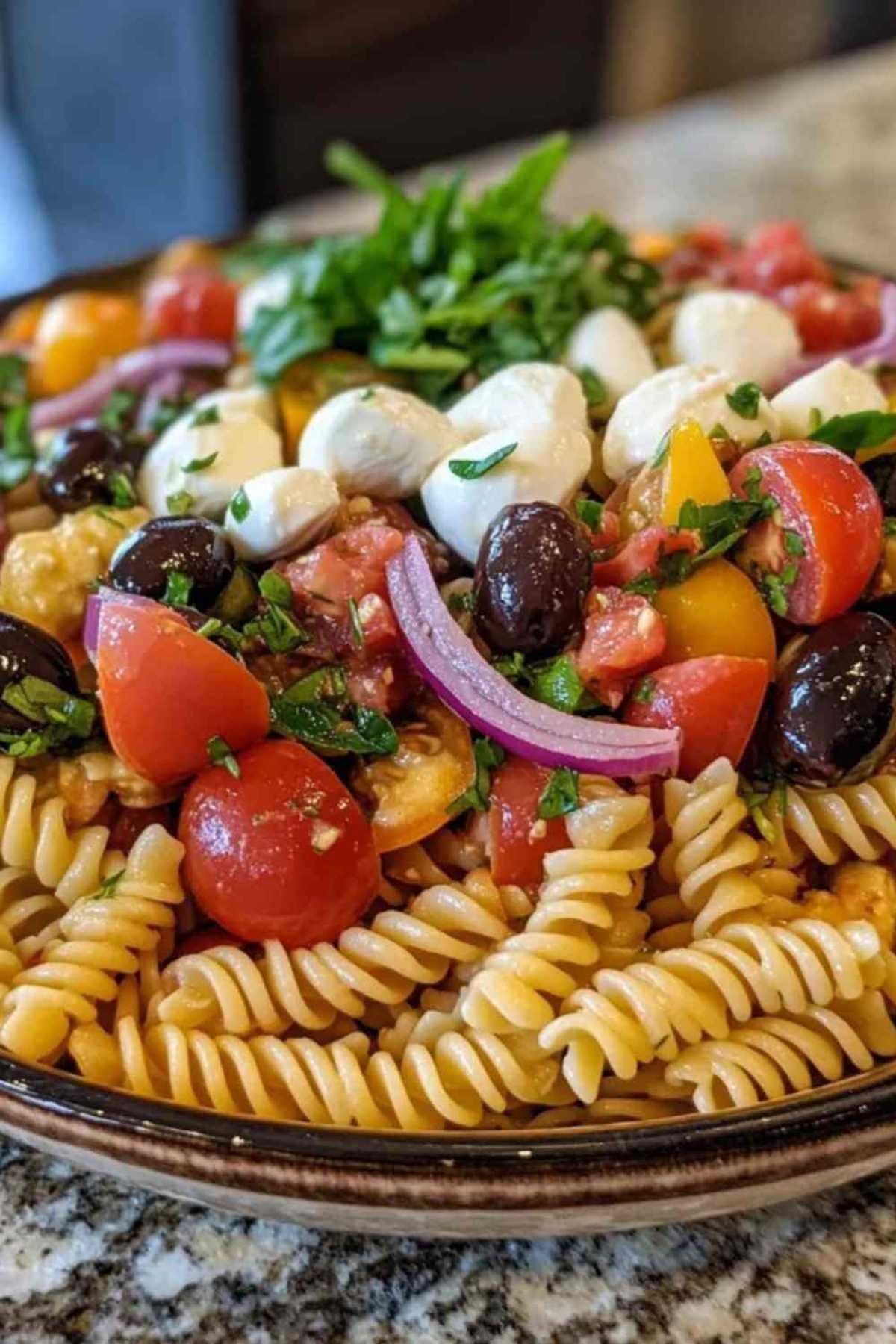 Salade de pâtes italienne colorée avec mozzarella et tomates cerises