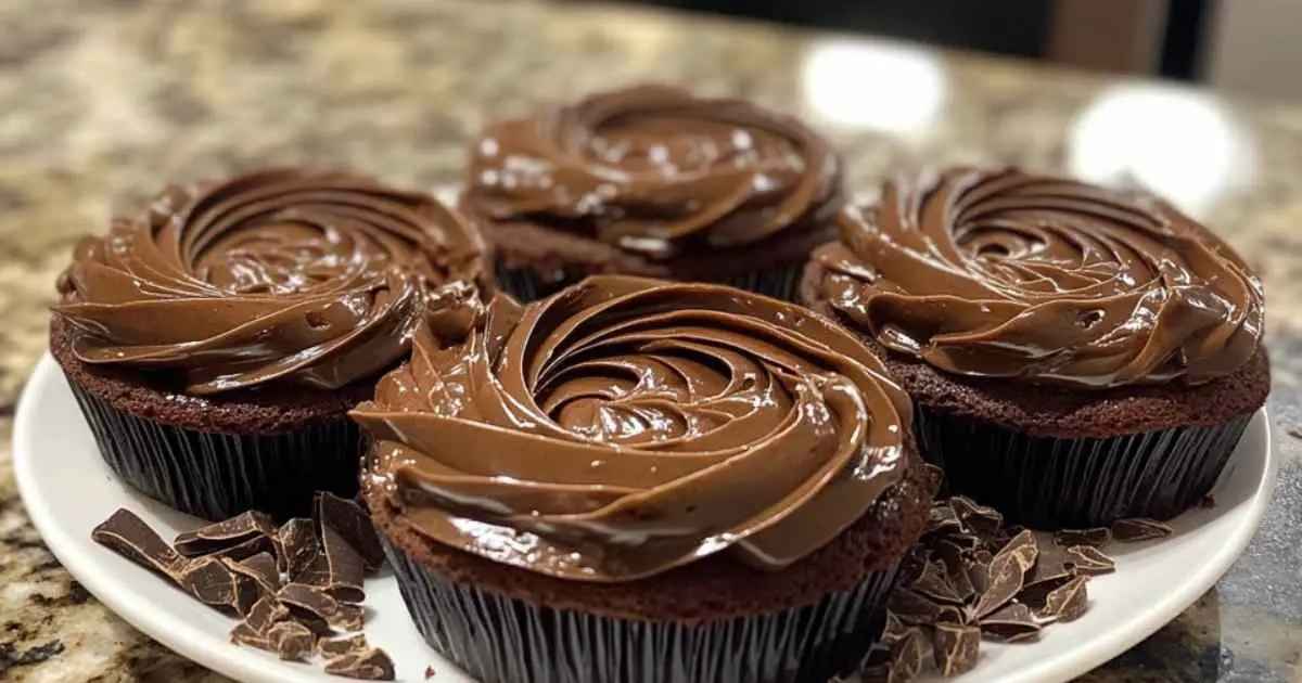 Gâteaux au chocolat moelleux avec glaçage brillant