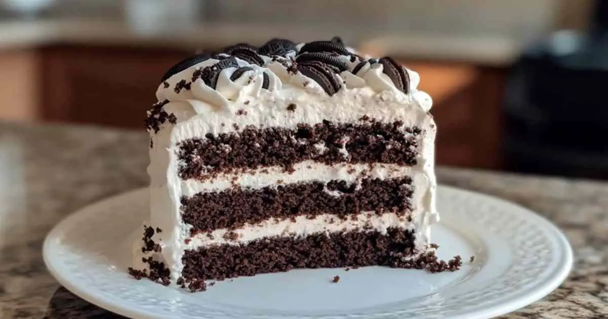 Gâteau poke Oreo avec garniture crémeuse et miettes de biscuits