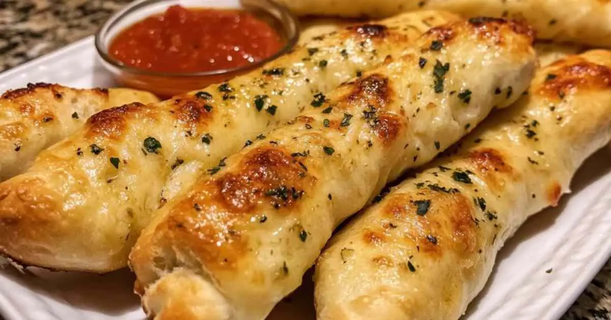 Façonnage des bâtonnets de pâte pour pains à l’ail Olive Garden maison