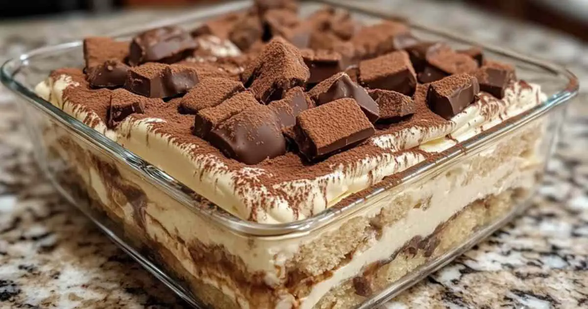 Assemblage par couches du tiramisu Kinder Bueno
