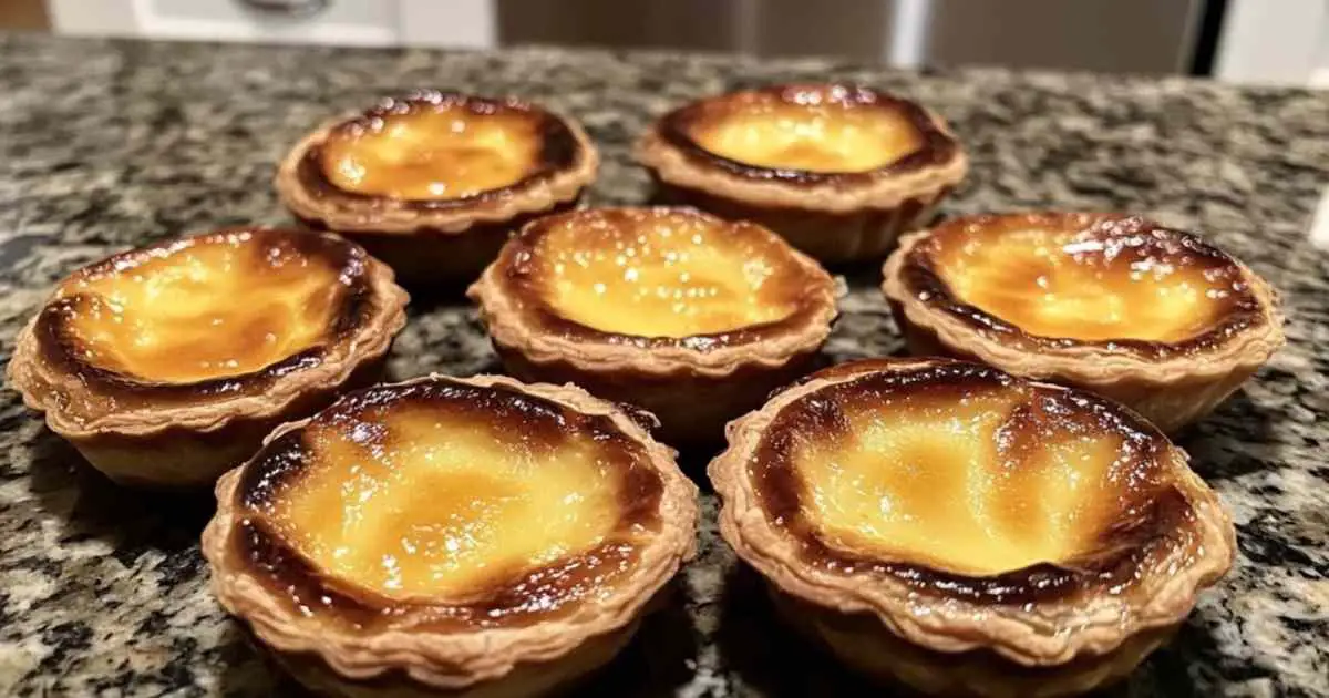 Pastéis de nata servis avec un espresso
