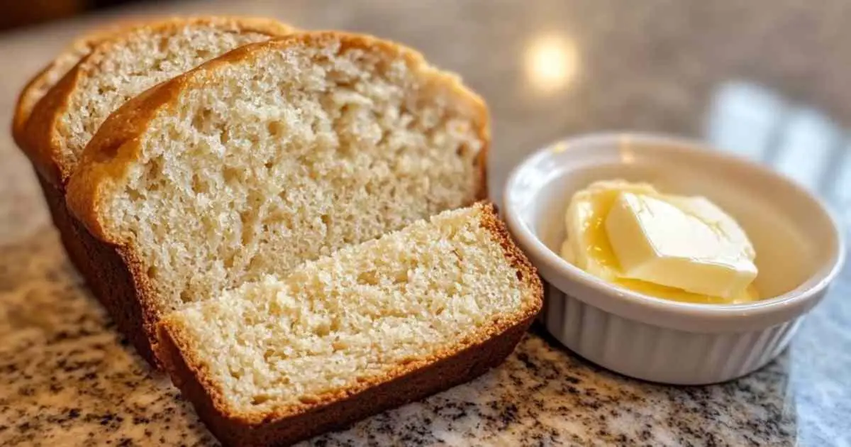 Tranche de pain à la banane nappée de beurre au miel fondant