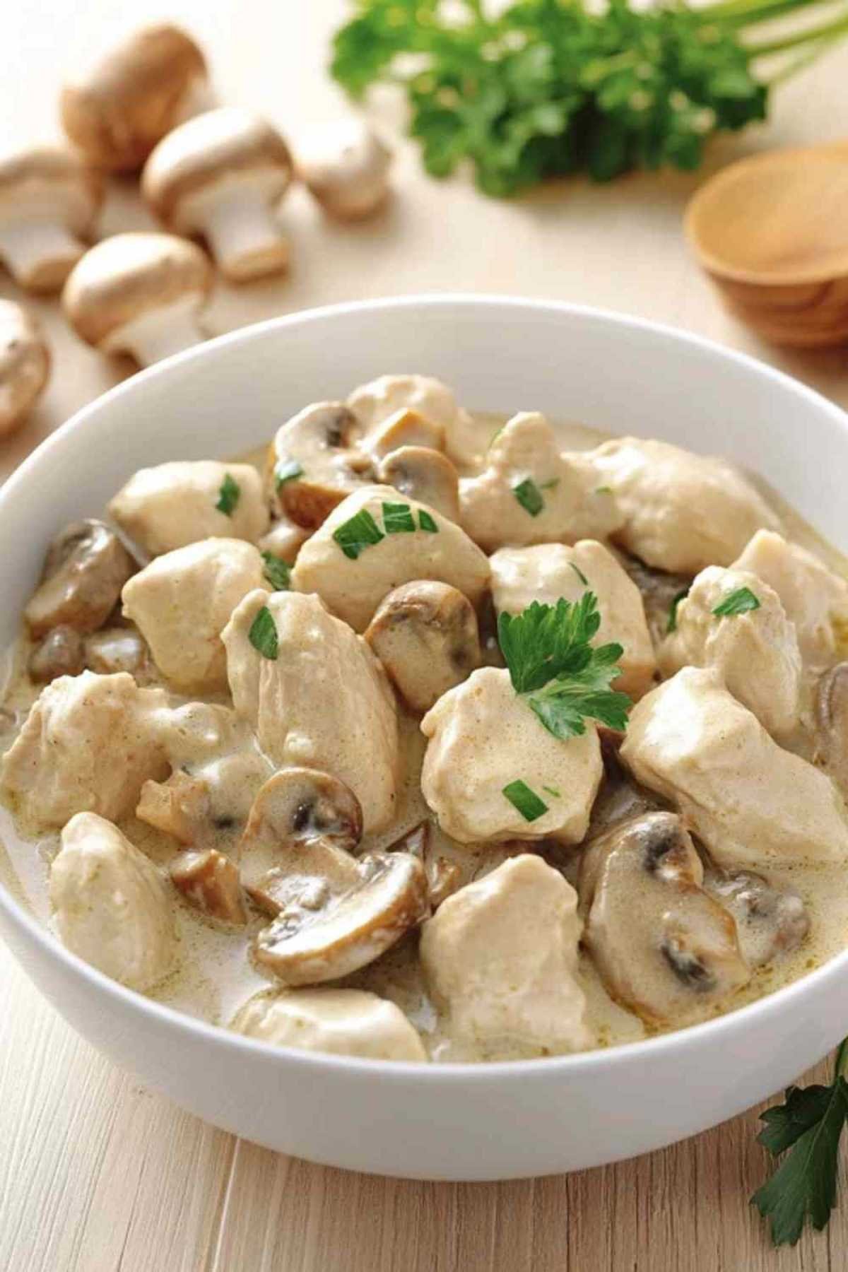 Préparation de la sauce crémeuse du stroganoff dans une poêle