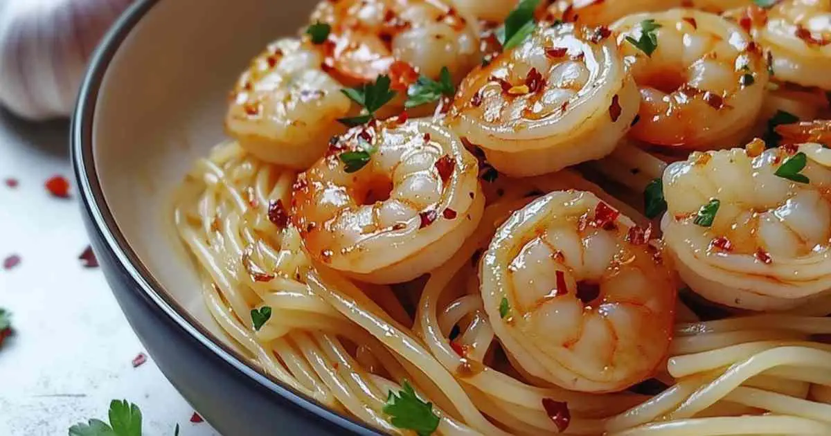 Spaghetti aux crevettes et à l’ail dans une assiette blanche