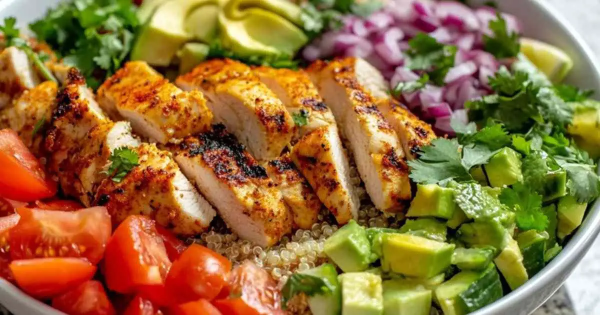 Salade quinoa poulet fraîche dans un bol blanc