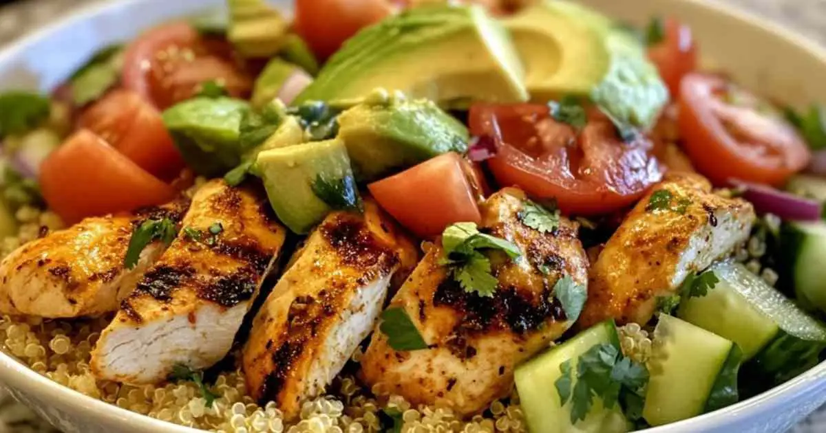 Salade quinoa poulet fraîche dans un bol blanc