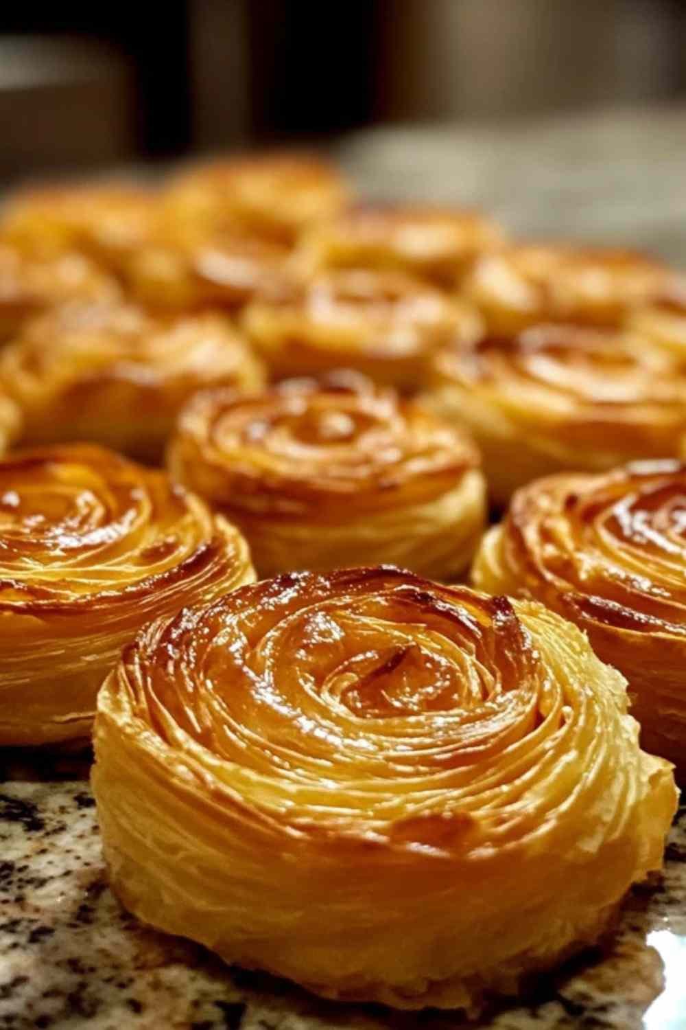 Roulés feuilletés au saumon fumé et fromage frais 4 Roulés feuilletés au saumon fumé dorés et croustillants