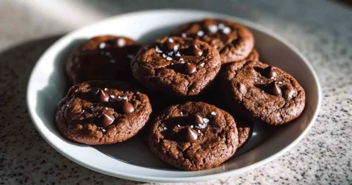 Cookies moelleux à base de mélange à brownie sur une grille de refroidissement