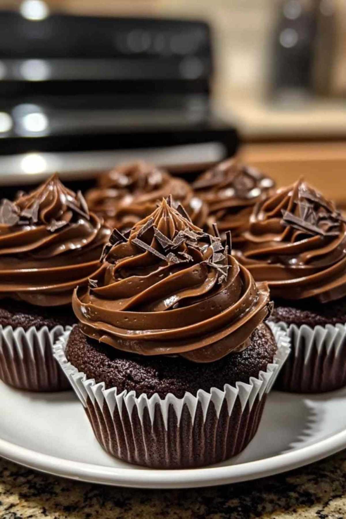Gâteau au chocolat moelleux coupé en deux