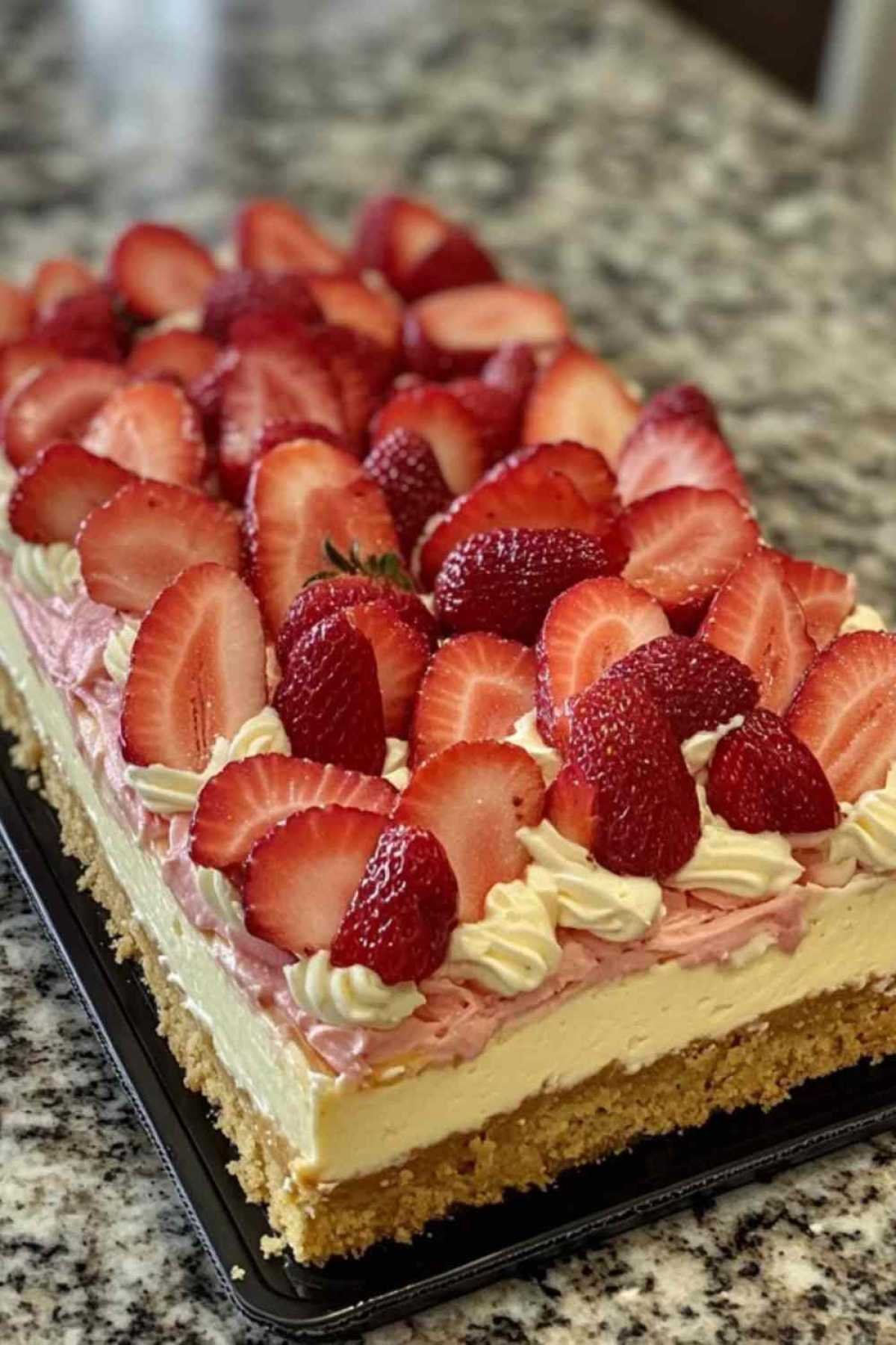 Préparation de la crème au cheesecake pour gâteau éclair aux fraises