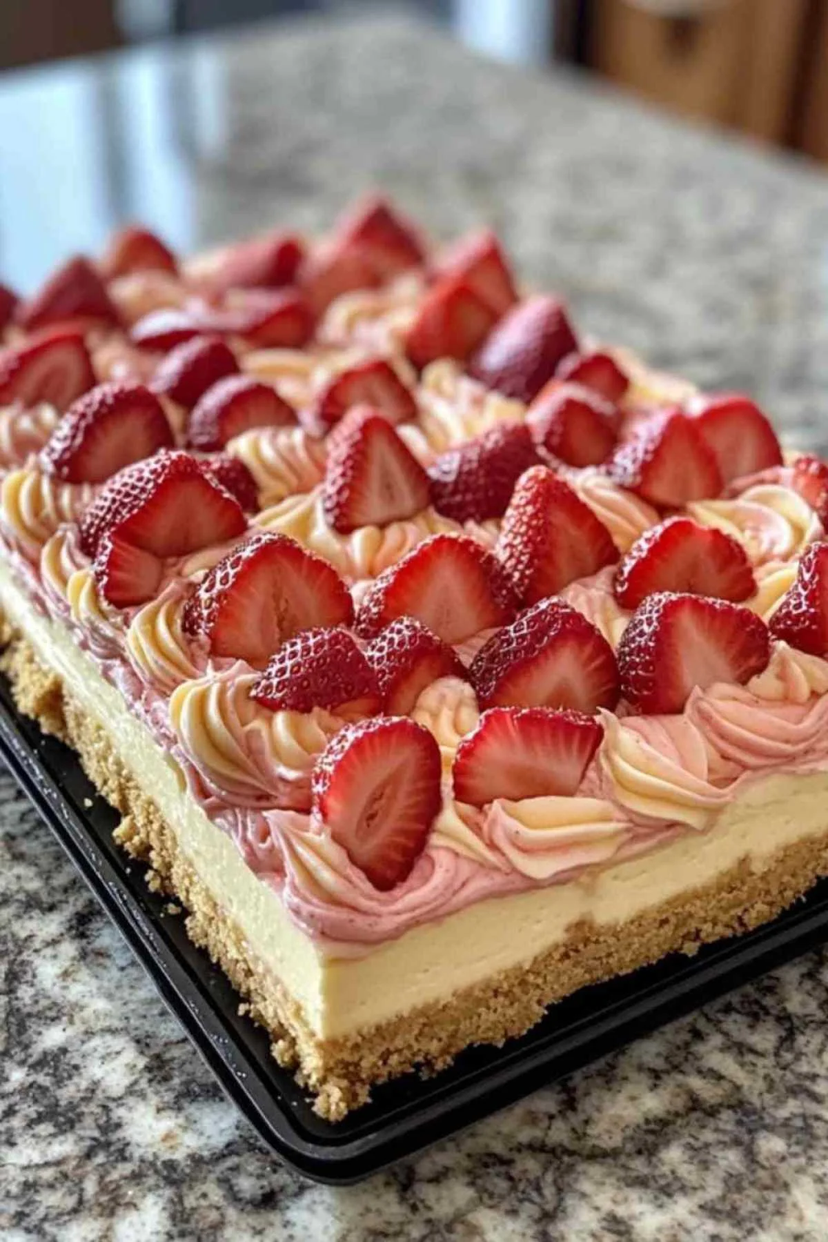 Part de gâteau éclair aux fraises montrant les différentes couches