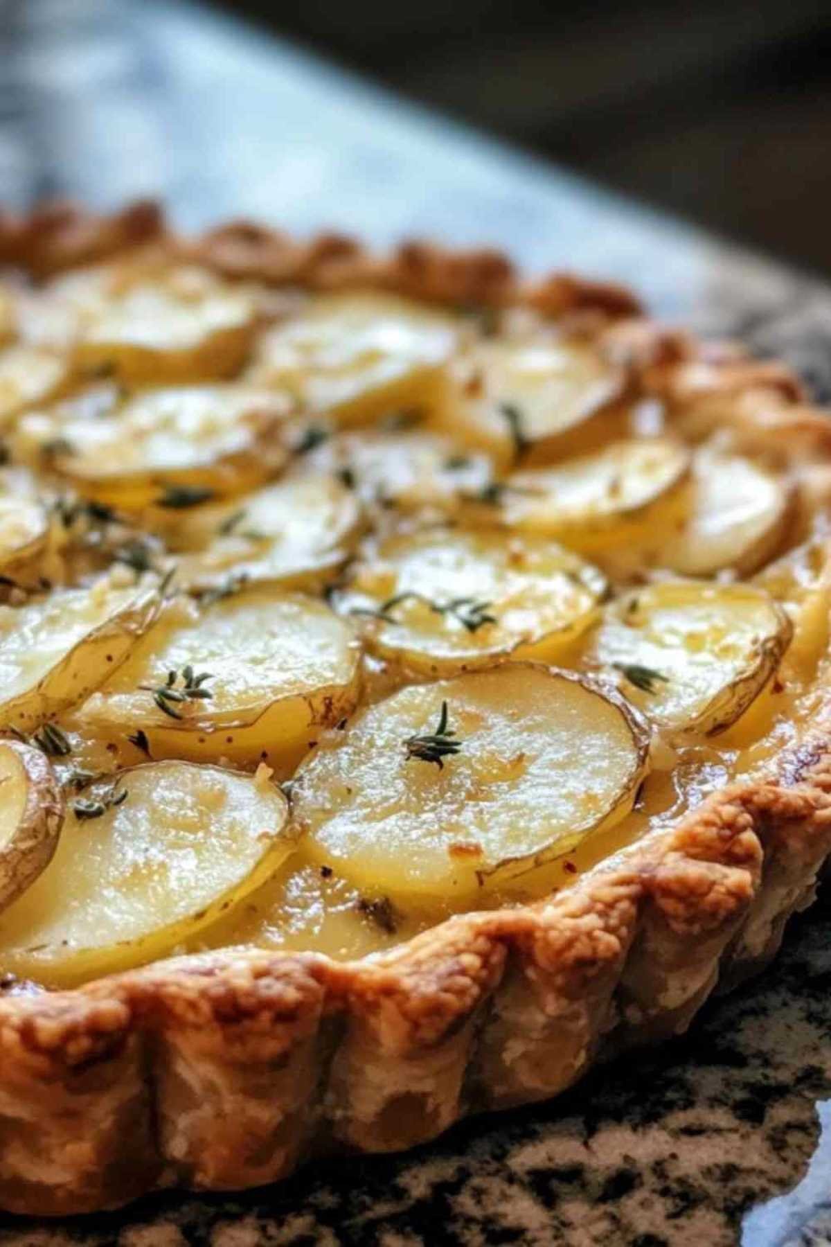 Tarte aux pommes de terre, camembert et lardons 3 Tarte aux pommes de terre, camembert et lardons dorée sortant du four