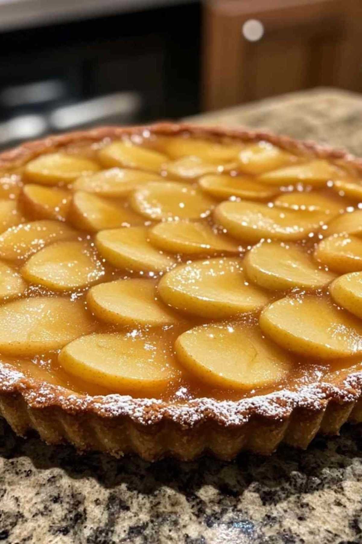 Tarte aux pommes express sans pâte dorée sortant du four
