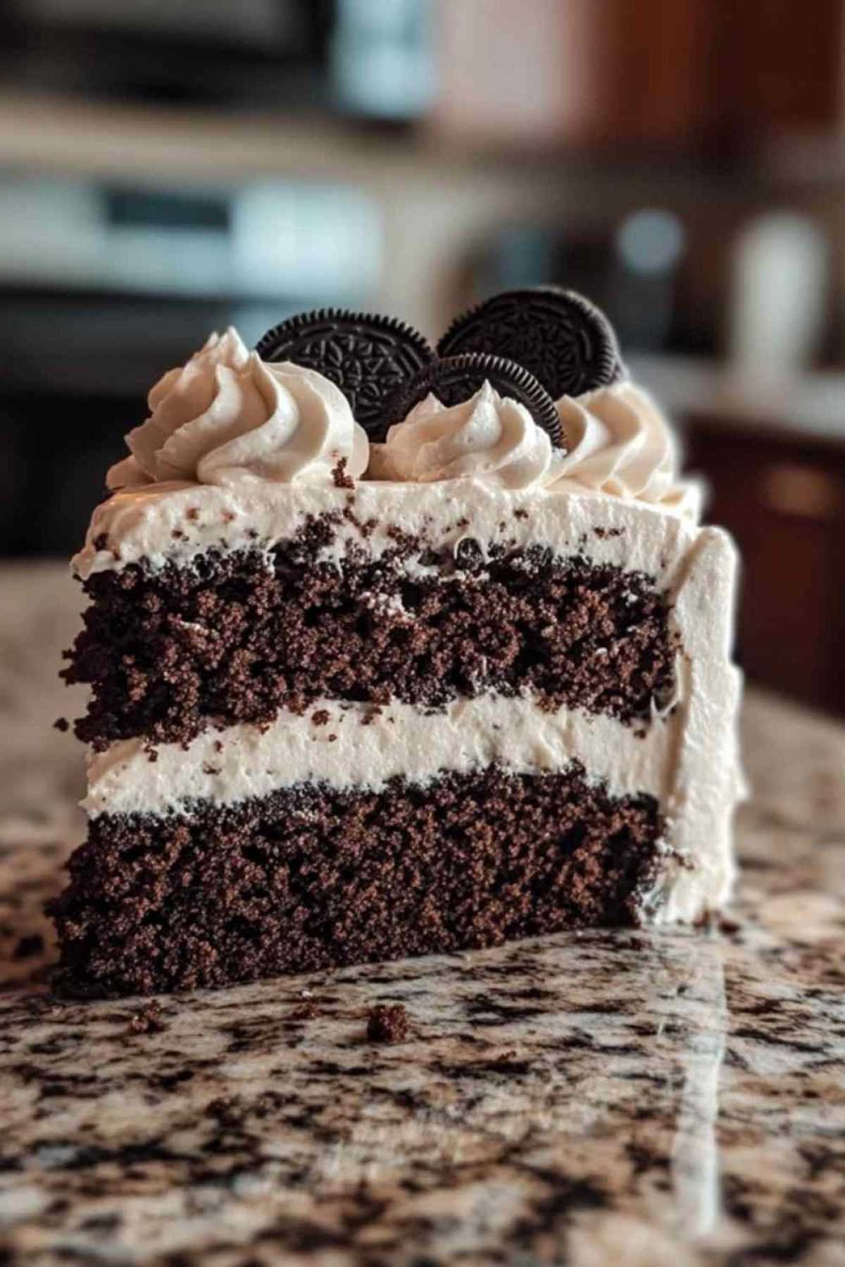 Coupe du gâteau poke Oreo montrant les infiltrations de pudding