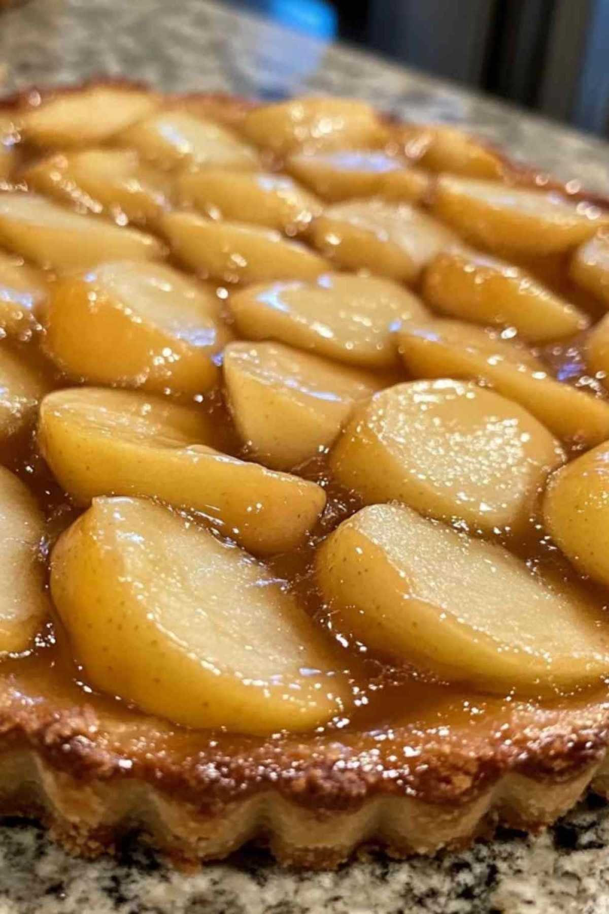Tarte aux pommes express sans pâte dorée sortant du four