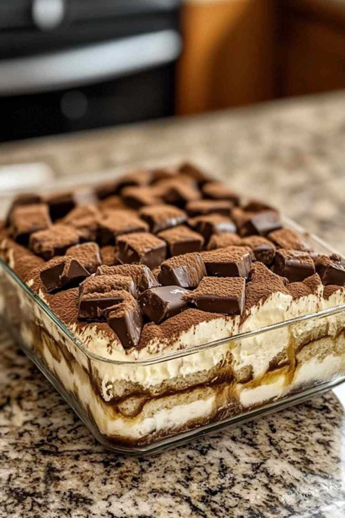 Tiramisu Kinder Bueno saupoudré de cacao en poudre