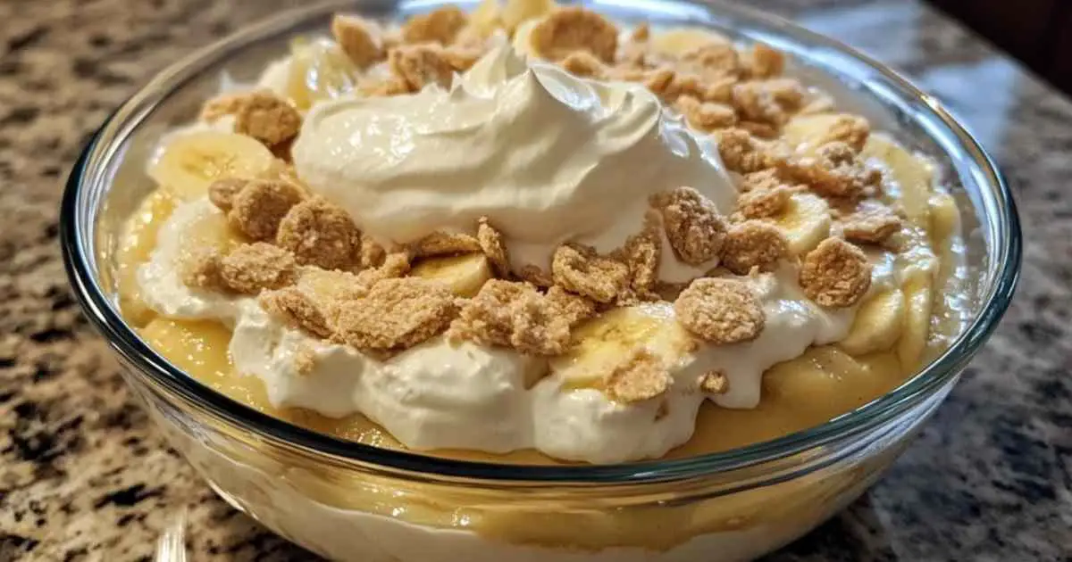 Pudding aux bananes crémeux avec couches de biscuits et bananes fraîches