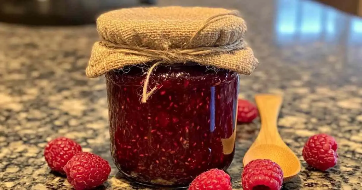Pot de confiture de framboise maison à la texture parfaite