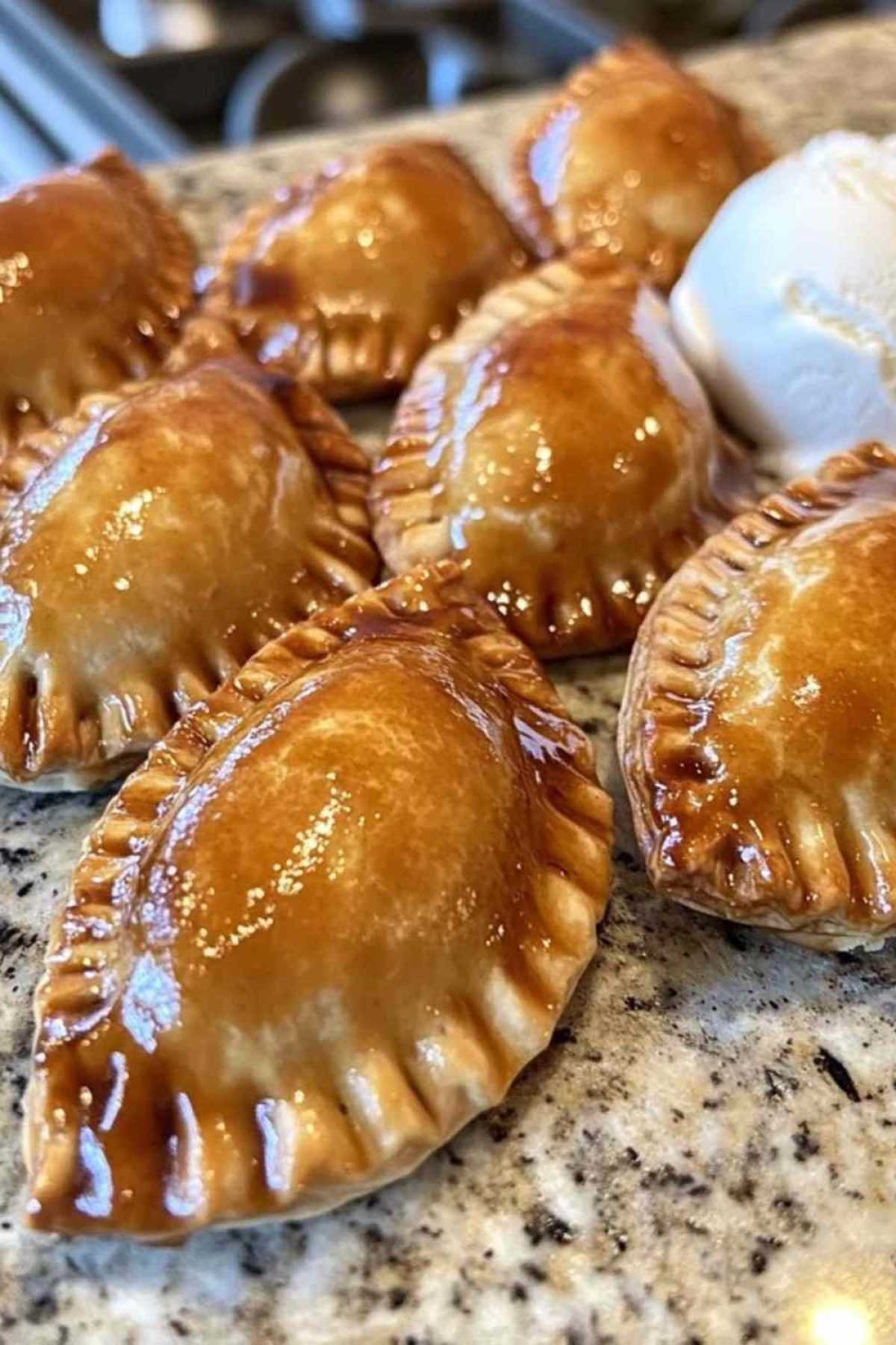 Empanadas aux pommes servis avec glace à la vanille