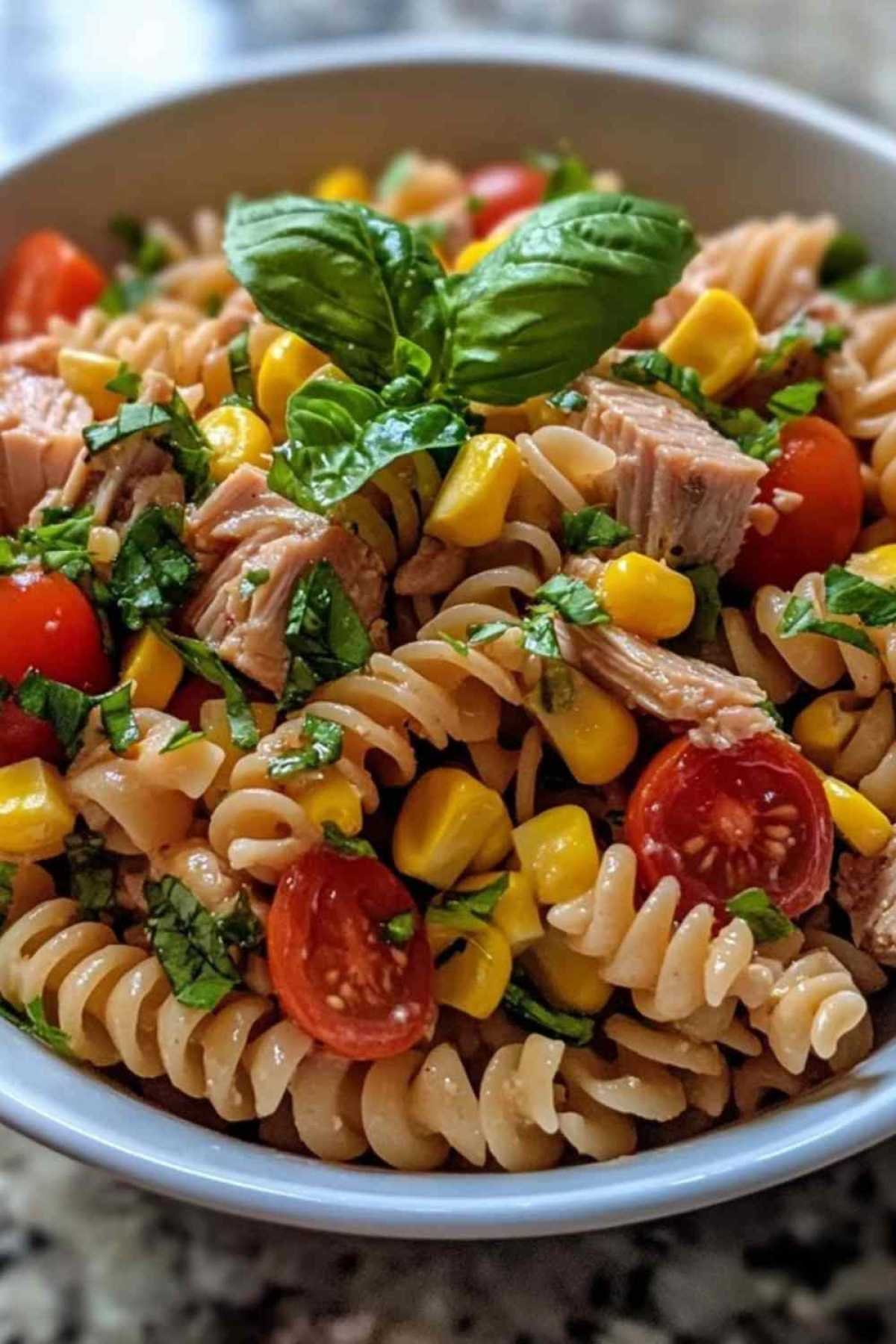 Portion individuelle de salade de pâtes complètes au thon dans un bol