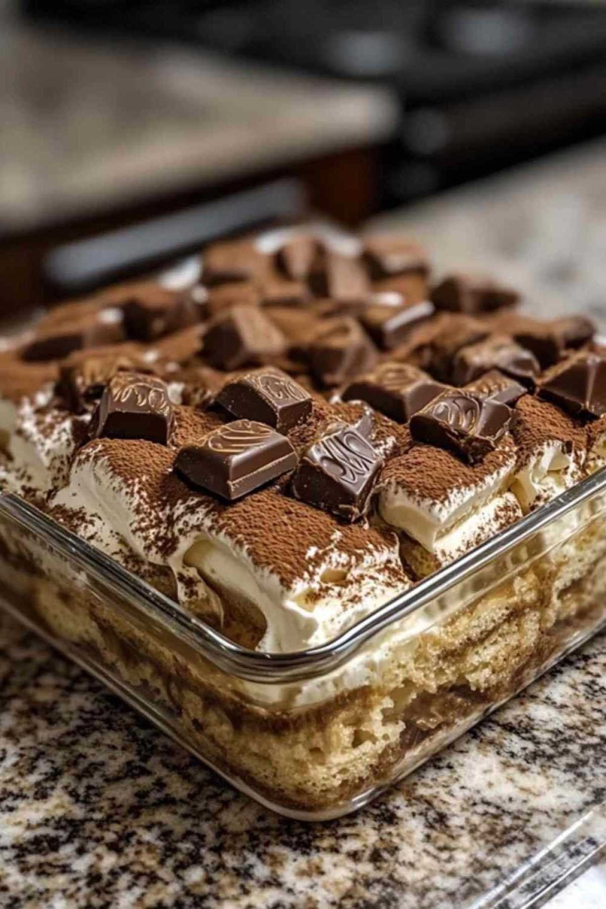 Tiramisu Kinder Bueno saupoudré de cacao en poudre