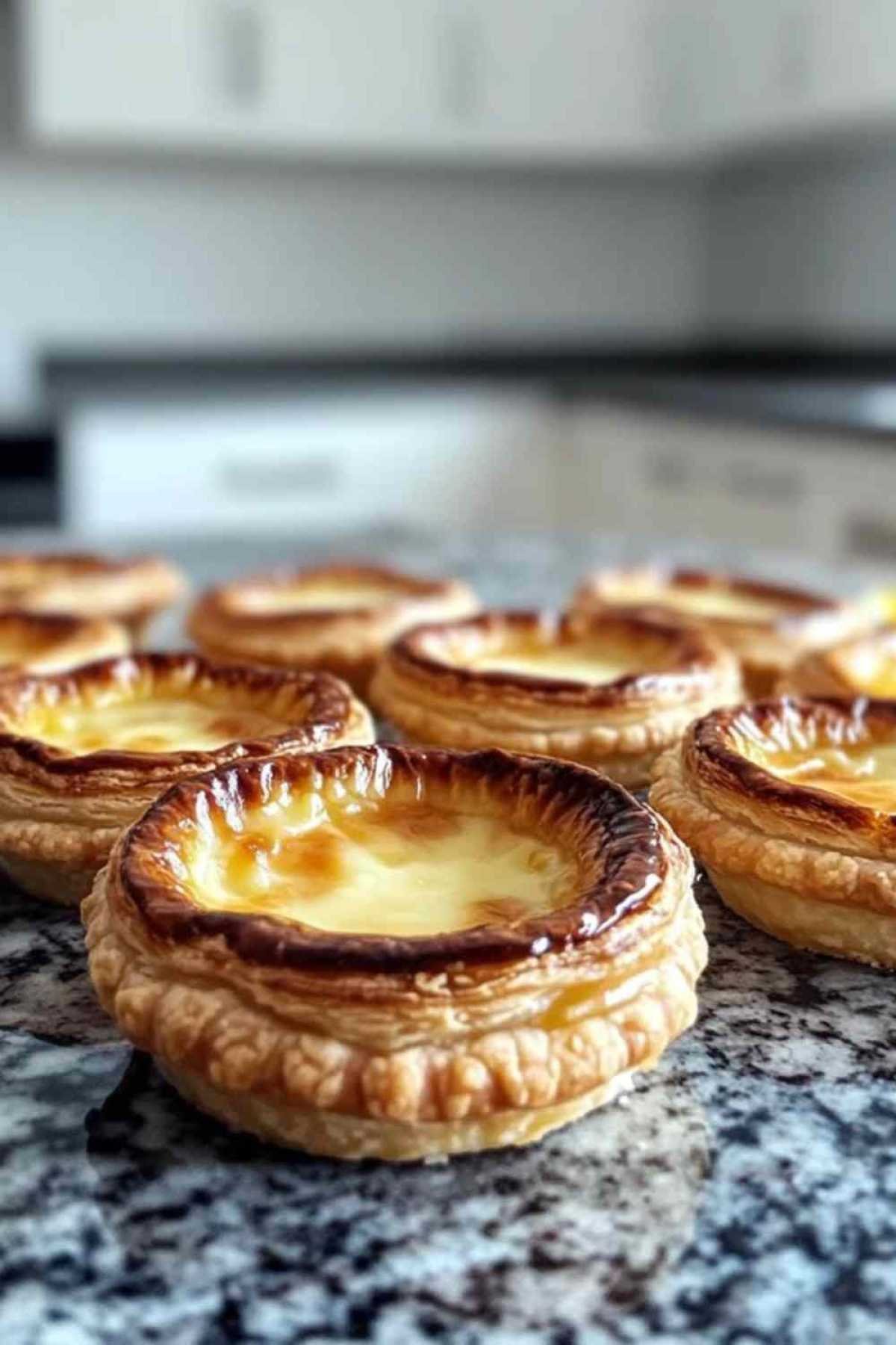 Pastéis de nata caramélisés sur une grille de refroidissement