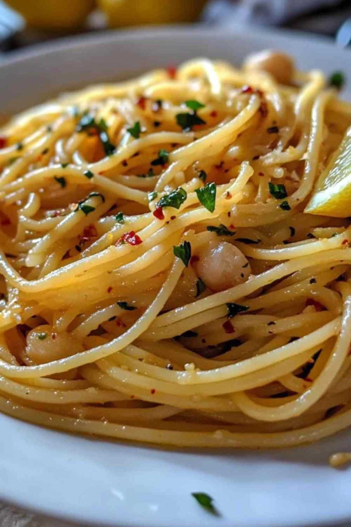 Crevettes rosées cuisant dans une poêle avec de l’ail et du piment