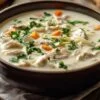 Préparation du bouillon crémeux à l’ail pour ramen