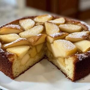 Gâteau aux Pommes à Tomber Par Terre 8 Tranche de gâteau aux pommes moelleux avec des morceaux de fruits visibles