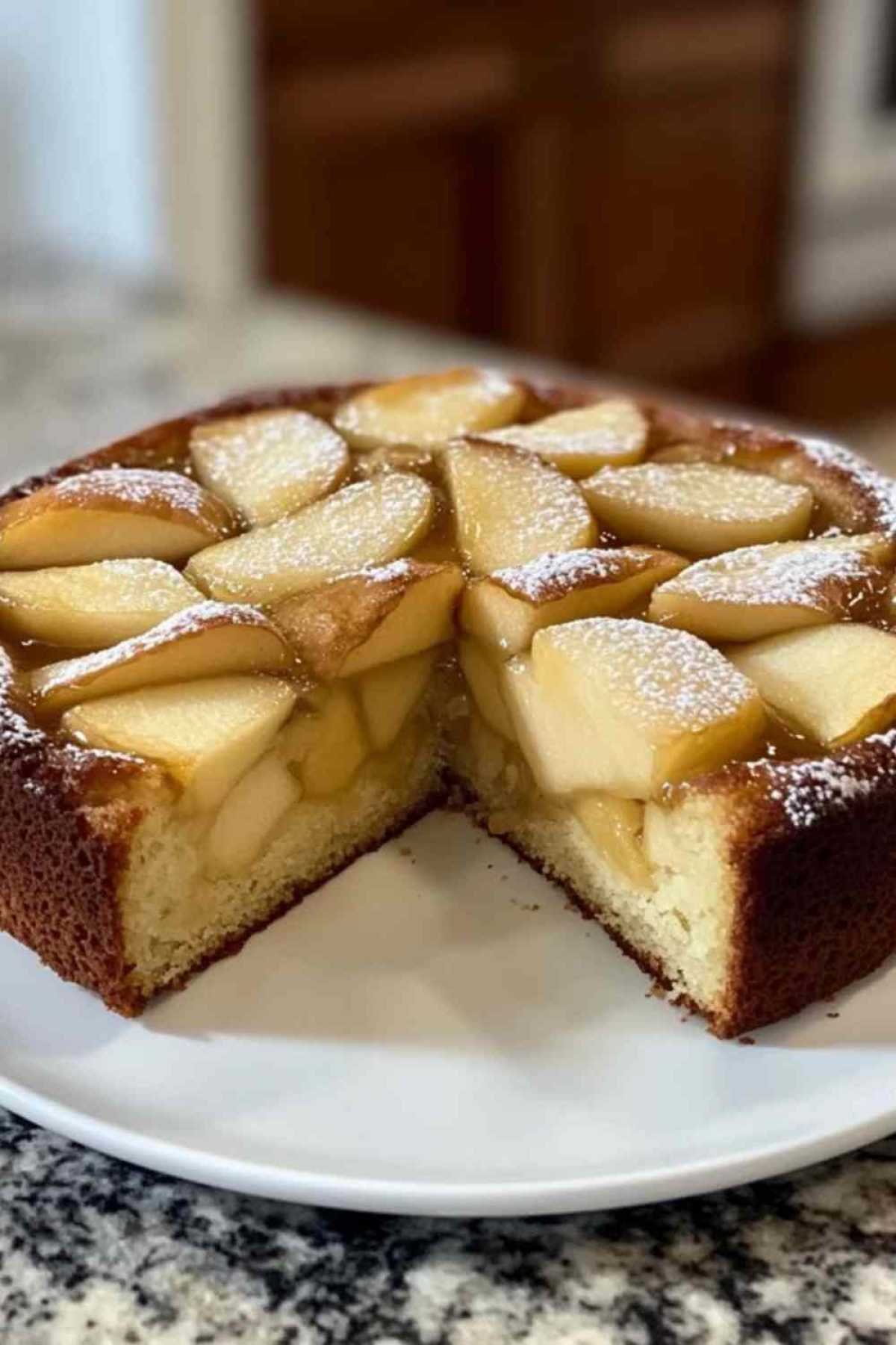 Tranche de gâteau aux pommes moelleux avec des morceaux de fruits visibles