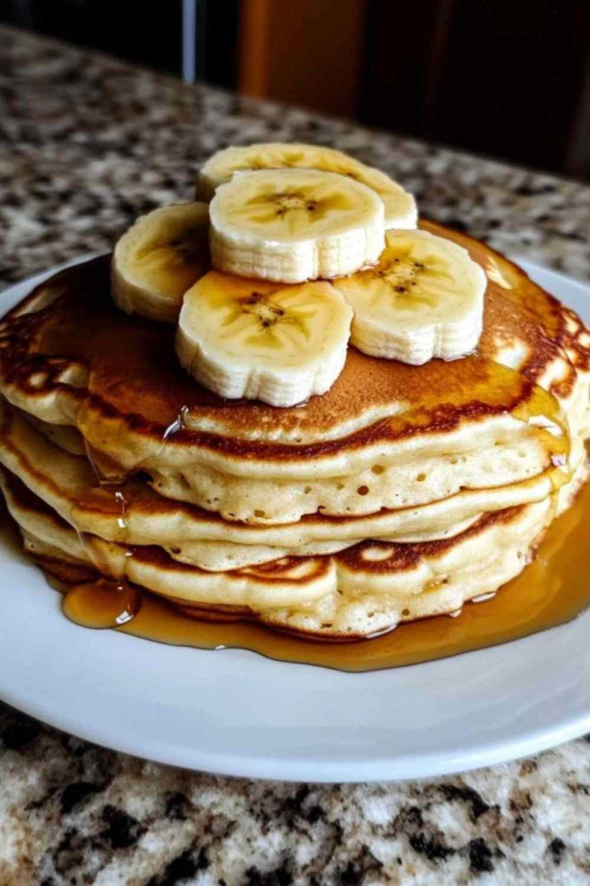 Cuisson de pancakes à la banane dans une poêle
