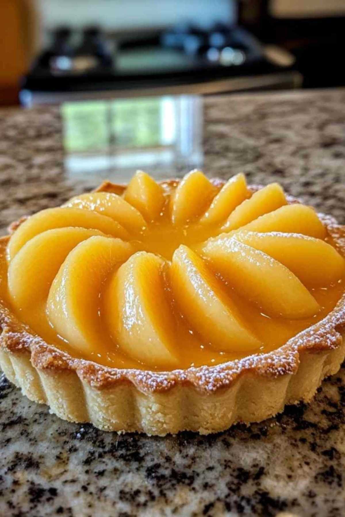 Part de tarte au mascarpone et melon servie avec des billes de melon frais