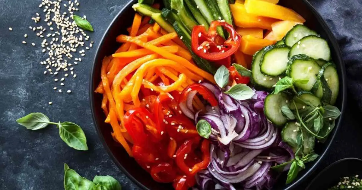Cuisson des légumes pour le ramen dans un wok