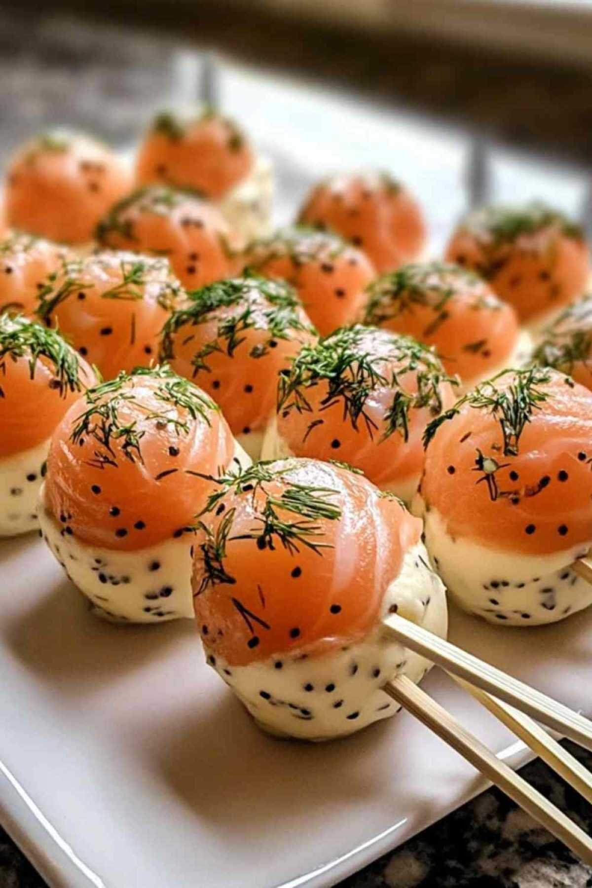 Plateau de cake pops au saumon fumé prêts à être servis à l’apéritif