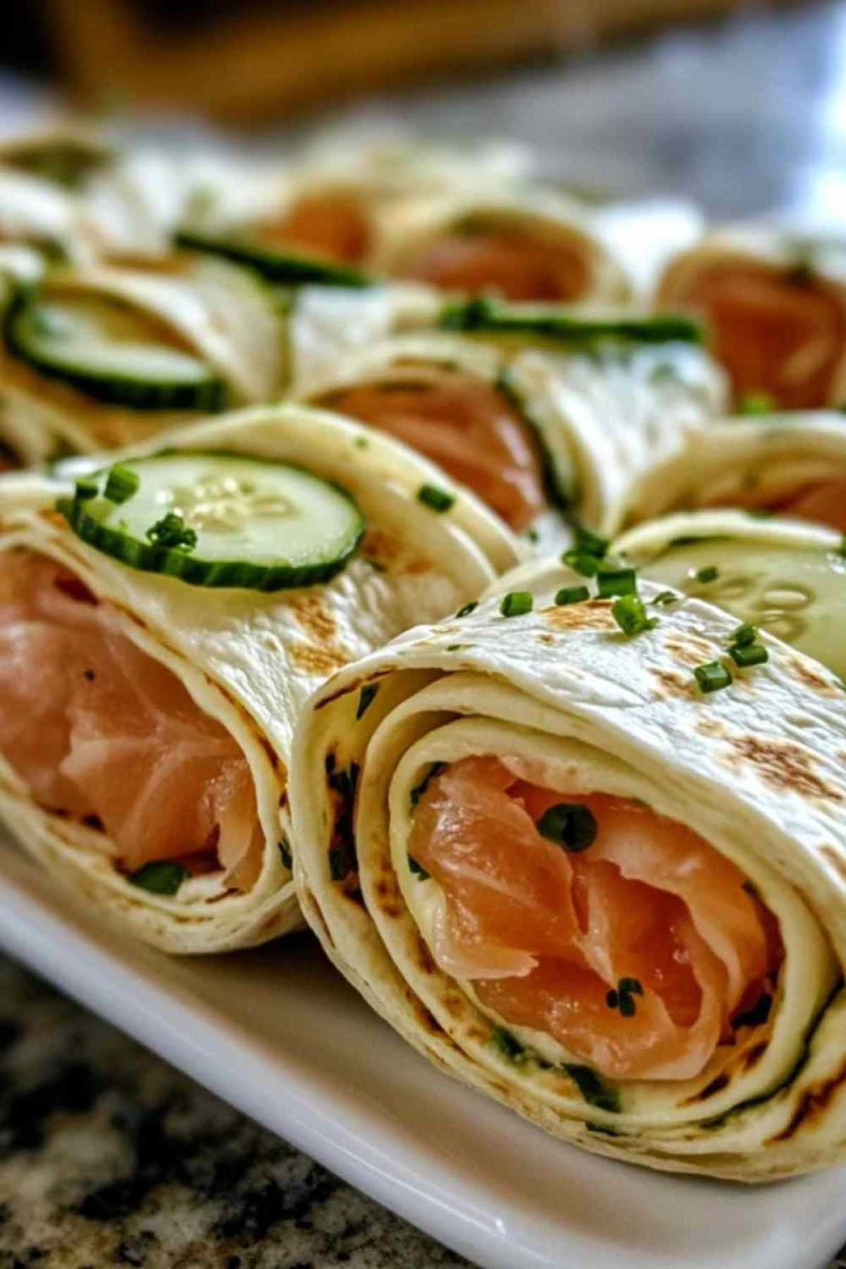 Wrap au saumon coupé en deux révélant les couches d’ingrédients colorés