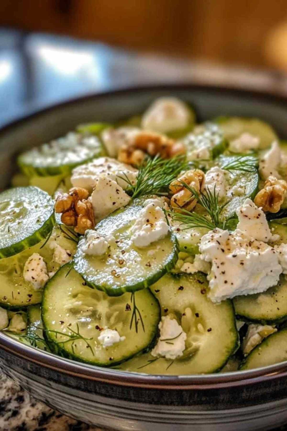 Préparation de la sauce crémeuse pour salade de concombres avec yaourt grec et aneth