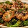 Sauté de poulet et brocoli servi sur un lit de riz