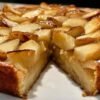 Gâteau aux pommes moelleux à la cannelle fraîchement sorti du four