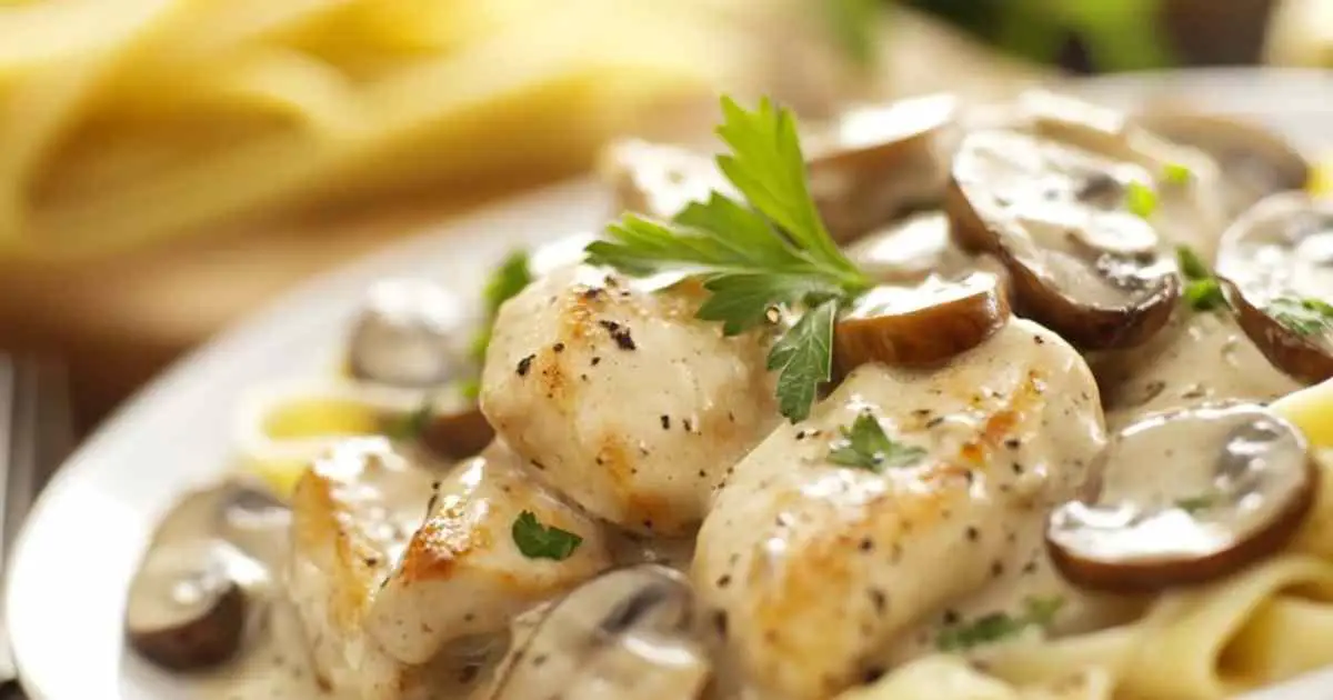 Cuisson des champignons et oignons pour le stroganoff 