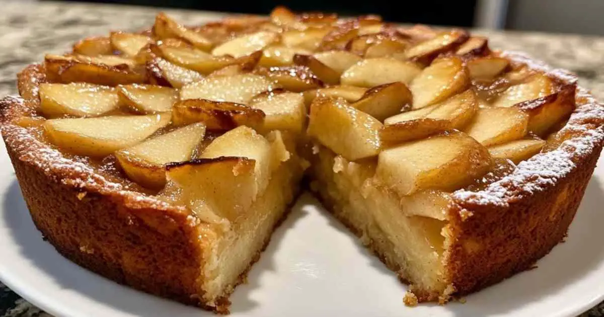 Gâteau aux pommes moelleux à la cannelle fraîchement sorti du four