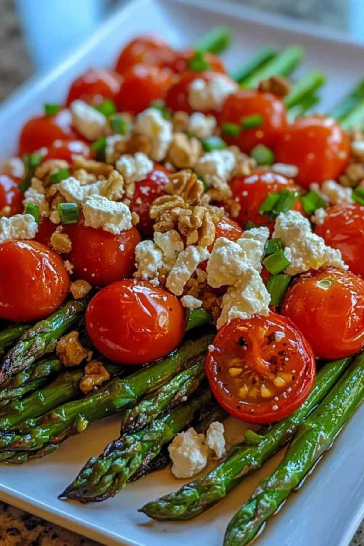 Salade d’asperges rôties aux noix de Grenoble et tomates cerise
