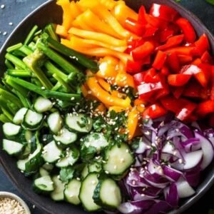 Ramen aux Légumes 8 Bol de ramen aux légumes garni d’oignons verts et de graines de sésame