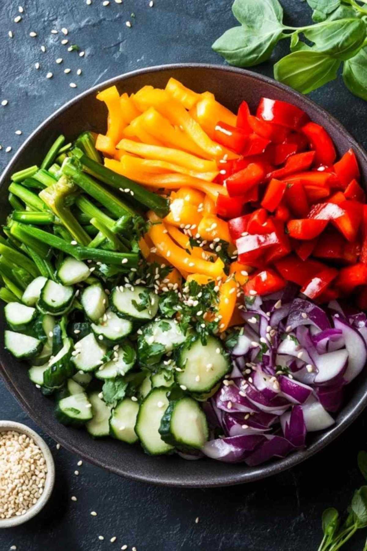 Bol de ramen aux légumes garni d’oignons verts et de graines de sésame