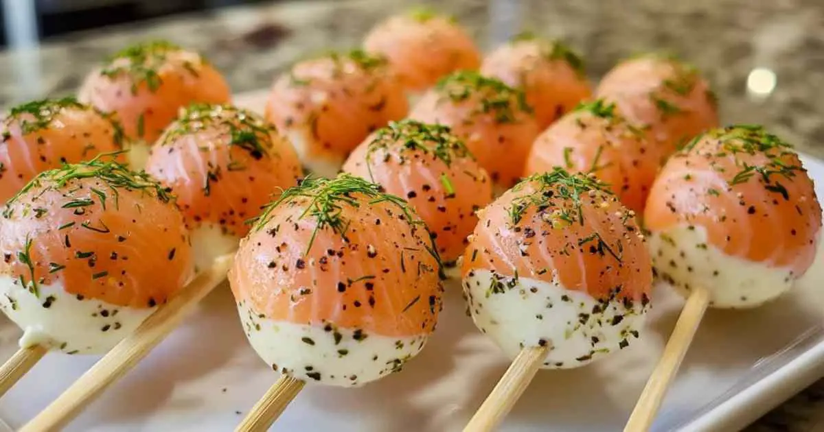 Ingrédients pour cake pops salés au saumon fumé disposés sur un plan de travail