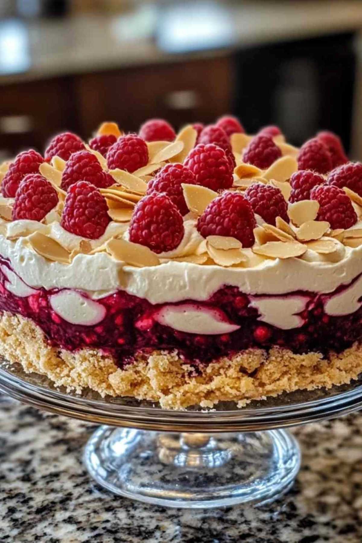 Délice mascarpone framboises avec amandes effilées sur une base de biscuits sablés