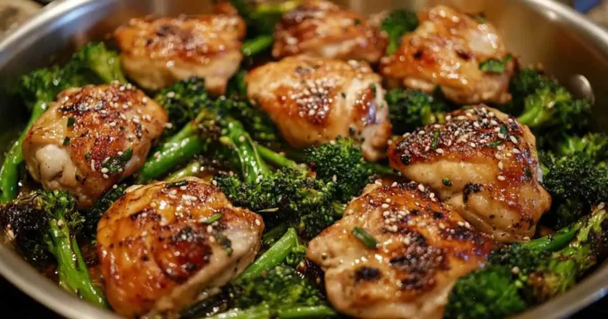 Sauté de poulet et brocoli servi sur un lit de riz