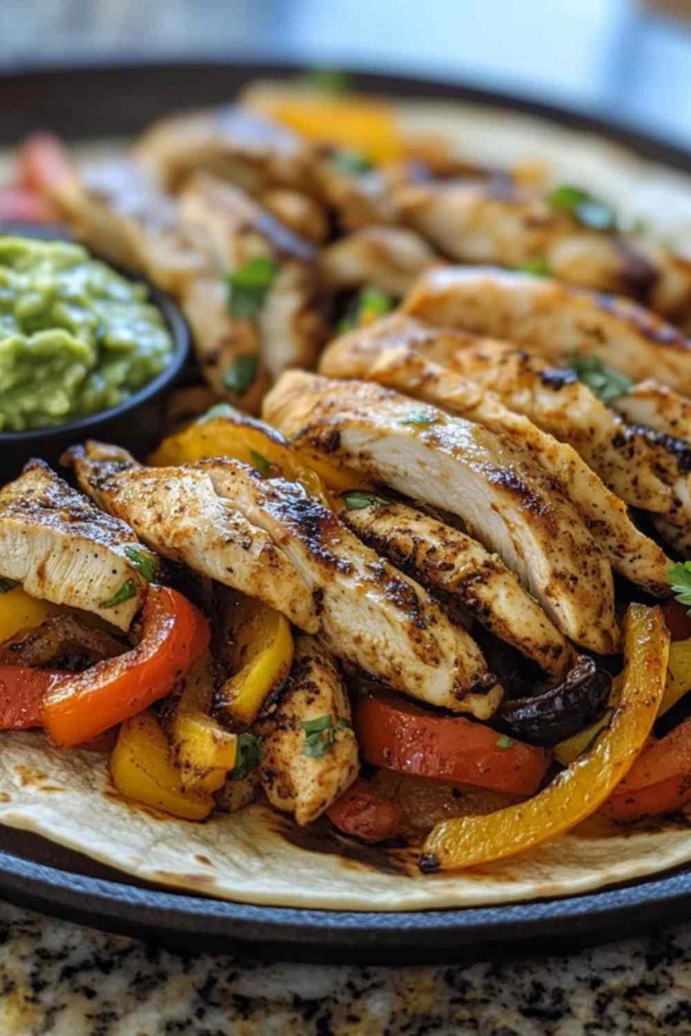 Fajitas au poulet maison avec poivrons colorés et garnitures