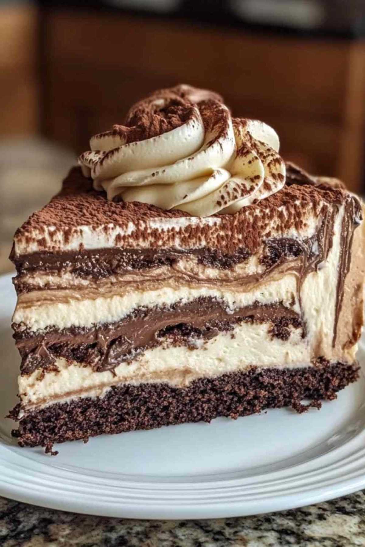 Gâteau marbré chocolat vanille fraîchement cuit dans un moule à cake