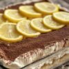 Tiramisu au citron saupoudré de cacao et décoré de tranches d’agrumes